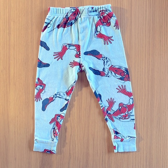Marvel, 2-sets of Spider pajamas, size 4T, but it runs smaller - Picture 3 of 14